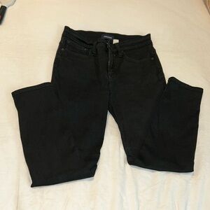Black ankle skinny jeans. 27P
